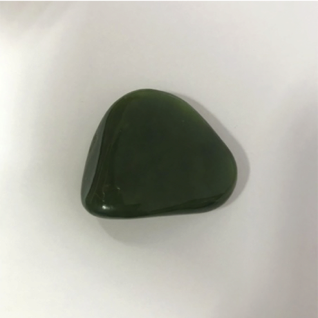 Натуральный нефрит шлифованный камень