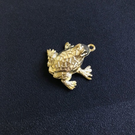 Золотая жаба мал